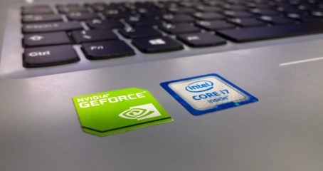 Laptop mit Nvidia und Intel Logo